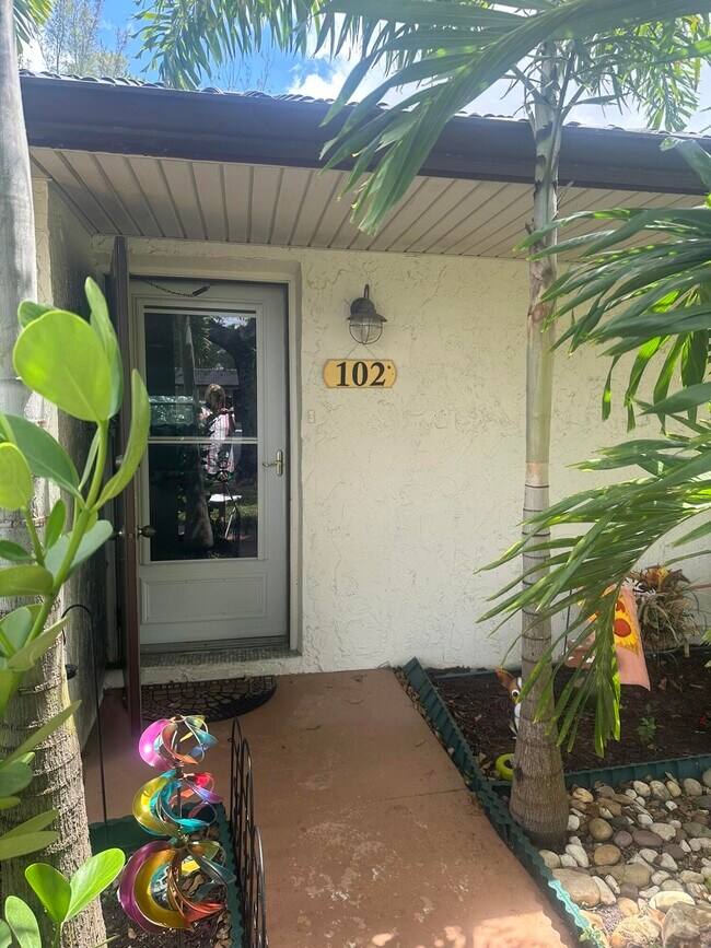 Building Photo - 102 Lake Olive Dr