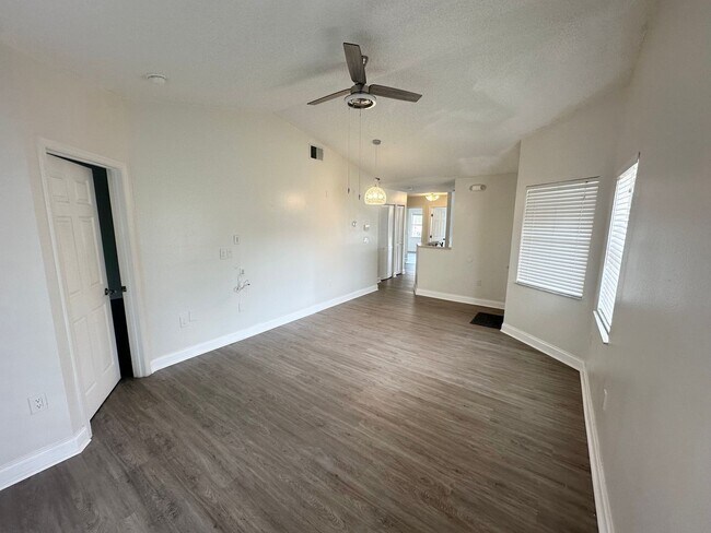 Foto del edificio - 3 Bedroom, 2 Bath Condo w/ Balcony For Rent