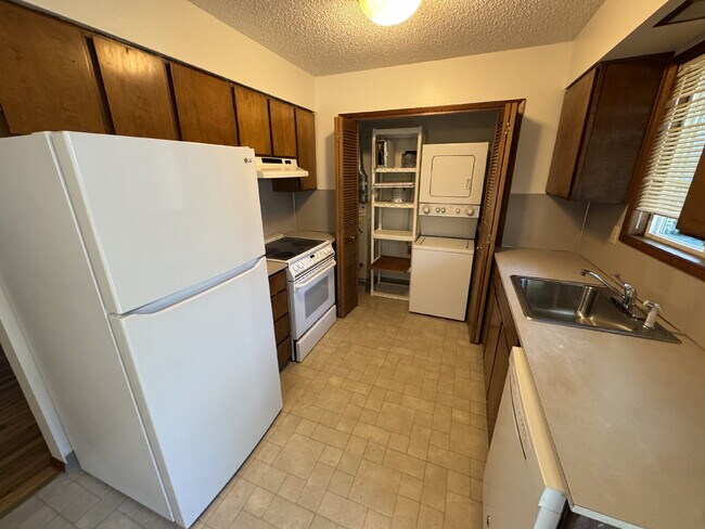 Foto del edificio - Milwaukie 2 Bedroom Duplex **One Portable AC window Included**