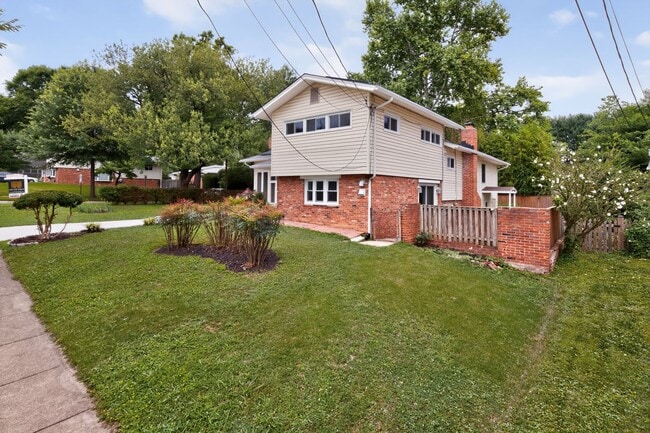 Photo - 2000 McAuliffe Dr (Rockville, MD) House