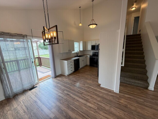 Building Photo - Spacious 5-Bedroom Home with Large Yard