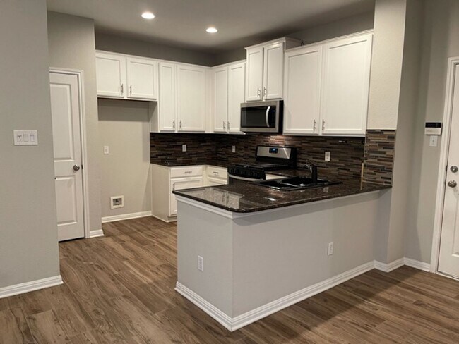 Foto del edificio - Highly Desirable  Condo/Townhome- Courtyar...