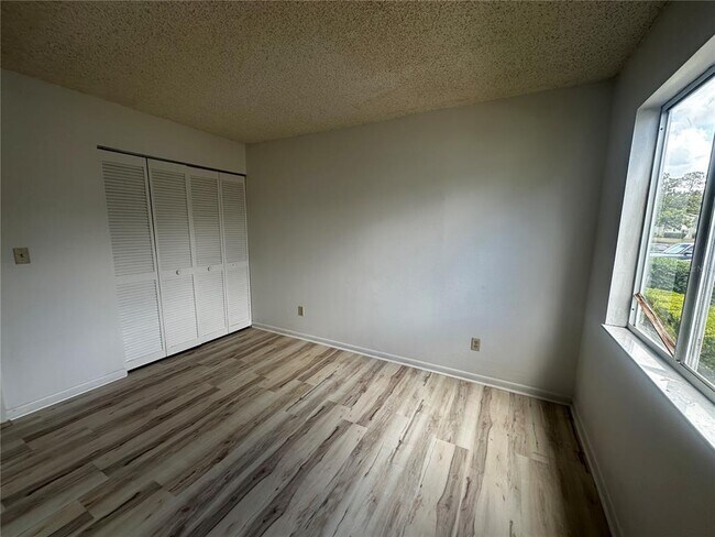 Building Photo - 593 Fairways Cir