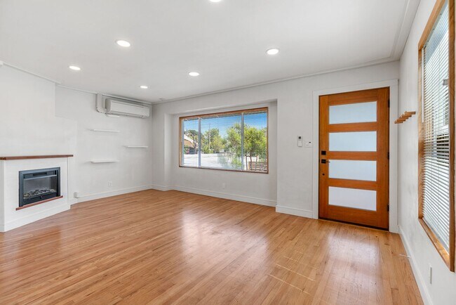 Foto del edificio - Move-in ready Magnolia Park gem — modern f...