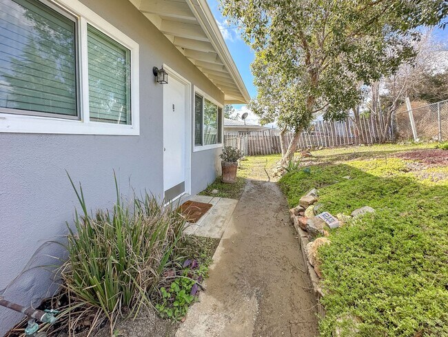 Foto del edificio - CUTE CONDO IN A DUPLEX W/ LARGE BACKYARD A...