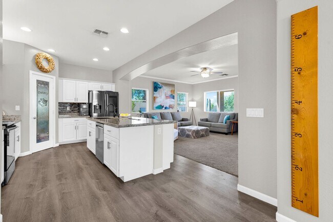 Building Photo - Stylish Home with Loft, Den, Great Room & ...