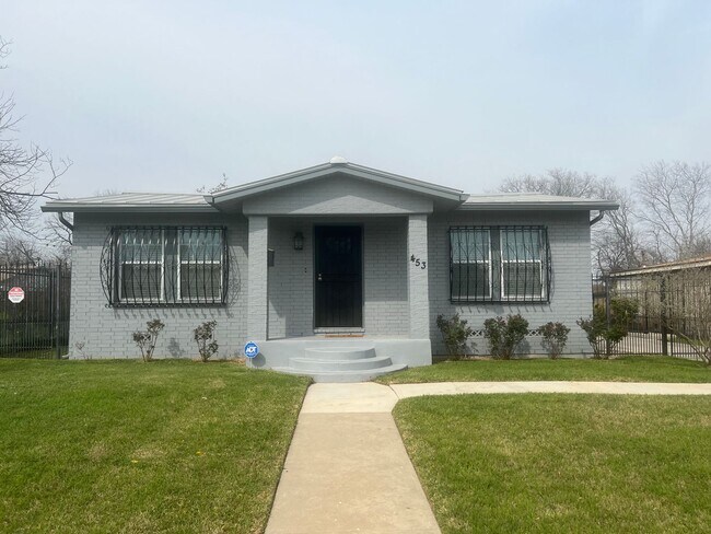 Foto del edificio - Charming Furnished Home Nestled in Desirab...