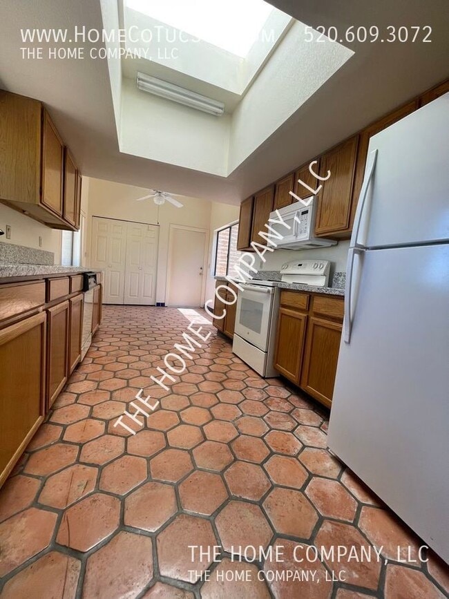 Building Photo - 8725 N Coral Ridge Loop - Beautiful Hillto...