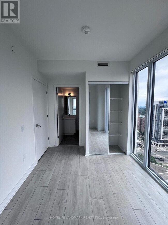 Photo du bâtiment - 5858 Yonge St