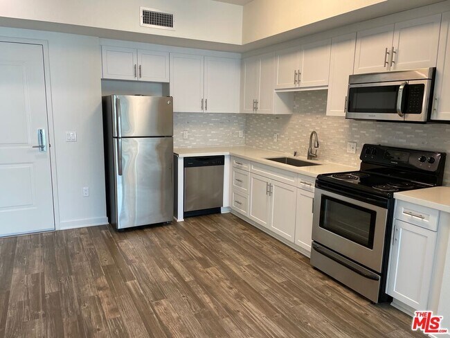 Foto del edificio - 12655 Bluff Creek Dr