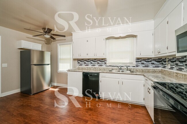 Foto del edificio - The living is easy in this 4 bedroom, 1.5 bathroom home