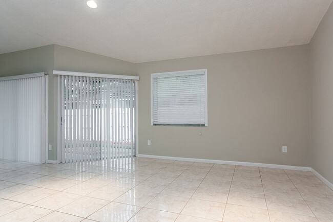 Foto del edificio - 9845 NW 9th Ct