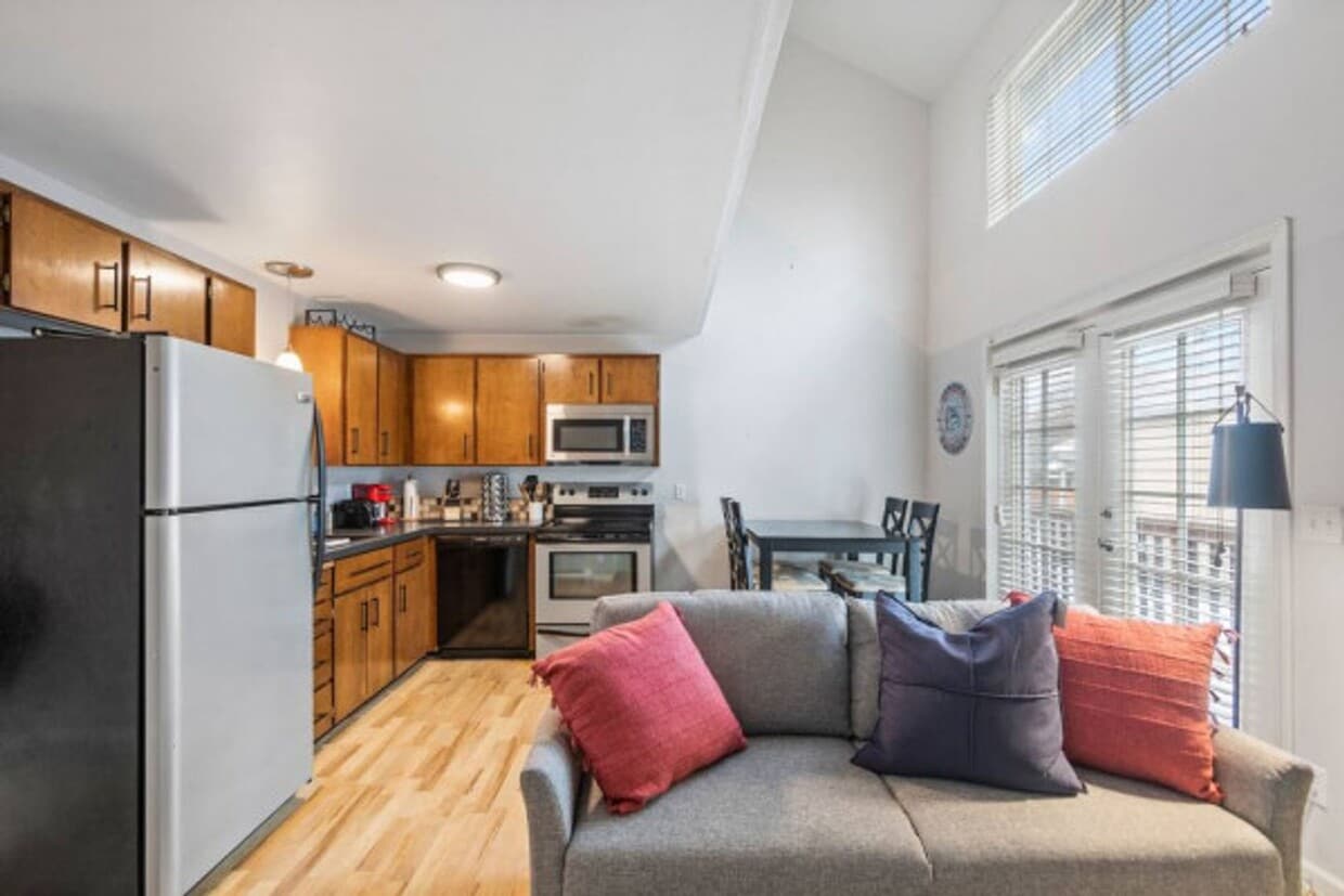Primary Photo - Cozy ONE-bedroom/loft style/Perry District...