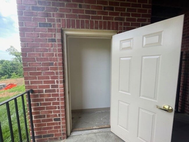Building Photo - LOVELY 2 BEDROOM CONDO OFF LYONS VIEW!!!