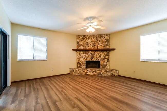 Building Photo - 715 Boysenberry Ct