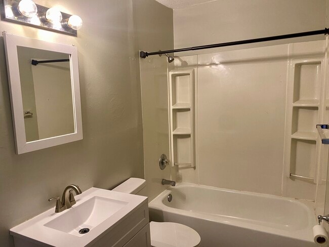 Building Photo - 1225 Eastside Ln