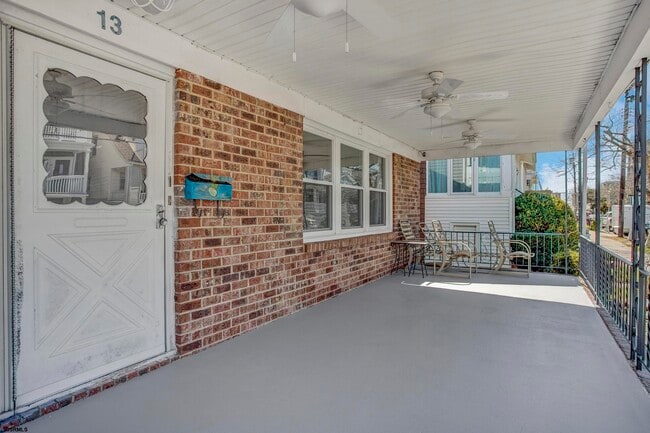 Building Photo - 13 N Victoria Ave