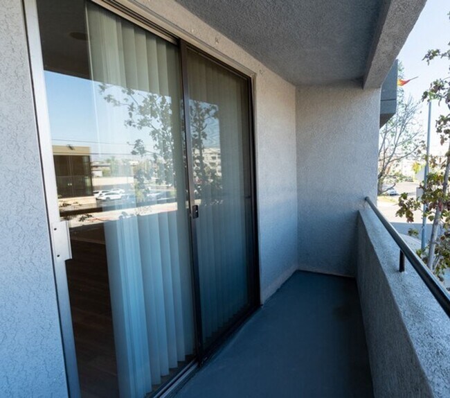 Interior Photo - 2039 North Las Palmas Ave
