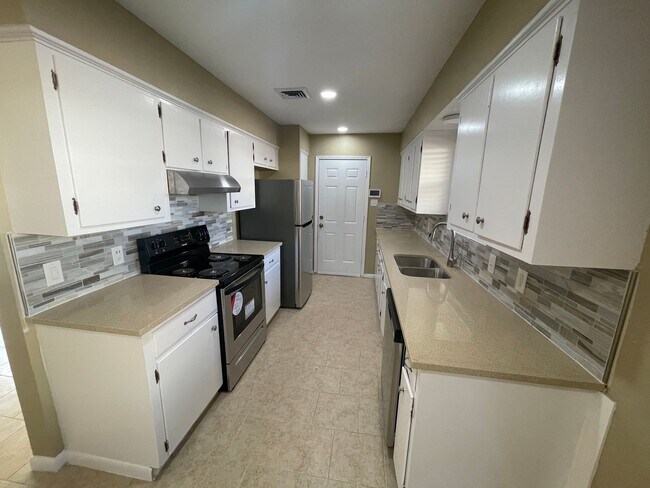 Foto del edificio - 3 bedroom 2 bathrooms