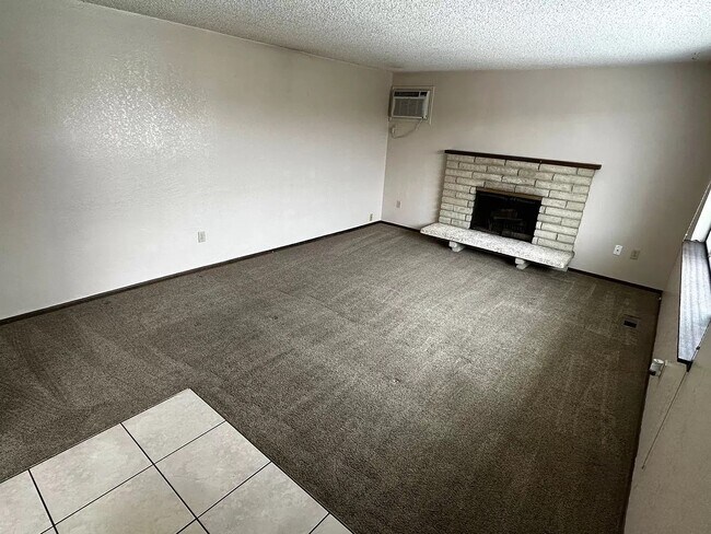 Building Photo - 1216-1218 E Sanson