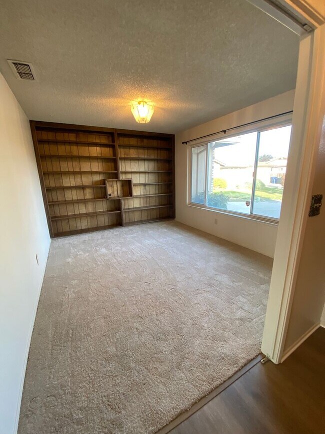 Building Photo - Move in Special see AD