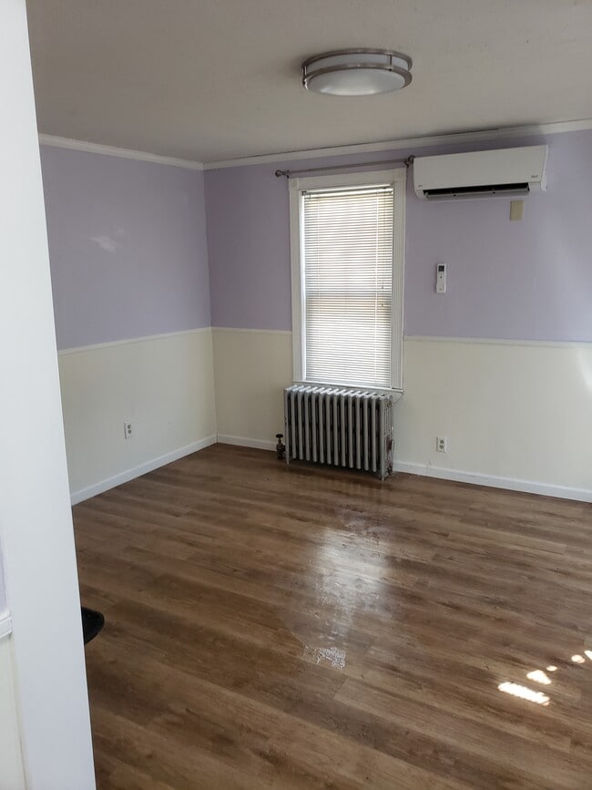 Building Photo - 473 River St