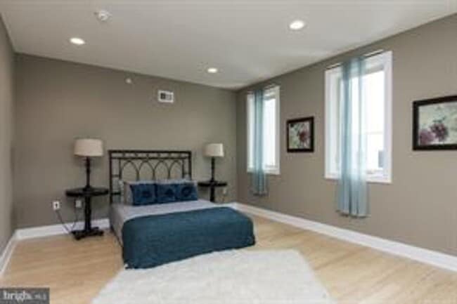 Manayunk Townhome with 2 Car Parking - Manayunk Townhome with 2 Car Parking