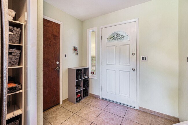 Foto del edificio - 5 Bedroom House on Large Lot in Scotch Pines