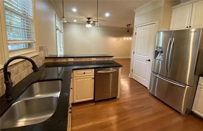 Foto del edificio - 815 Millwork Cir