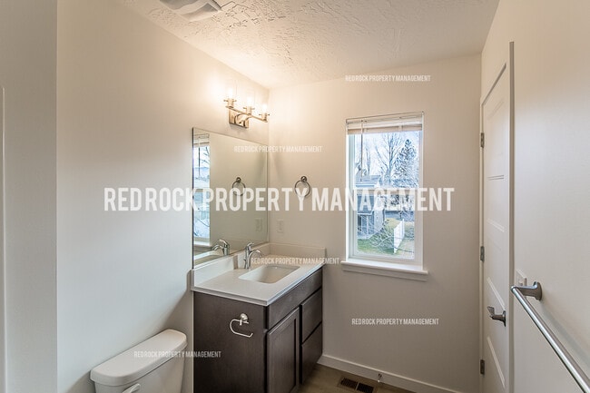 Building Photo - 1122 N Davis Ln