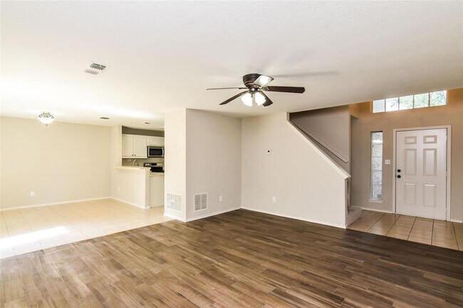 Building Photo - 2207 Brookview Dr