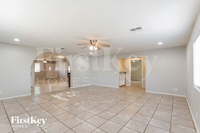 Building Photo - 8439 S 9th Pl