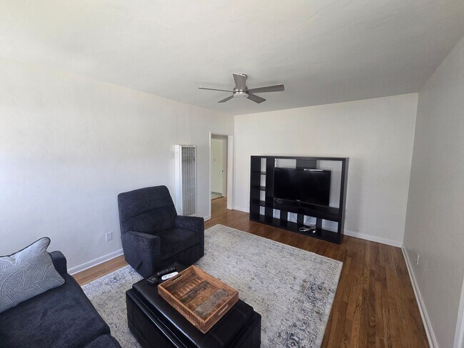 Building Photo - Welcome To The Downtown 2 Bedroom 1 Bath C...