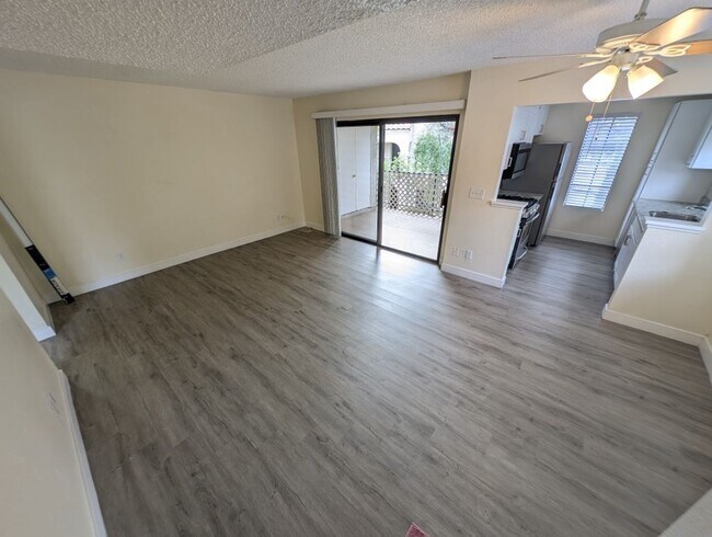 Foto del edificio - 4806 Nara Vista Way