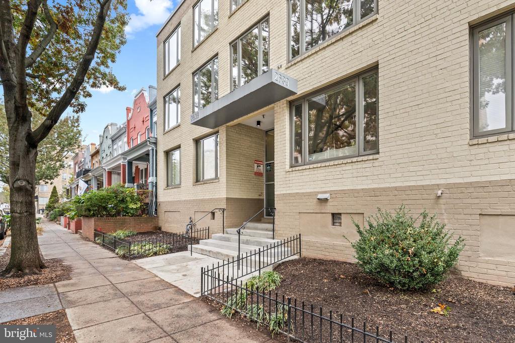 Foto principal - 2639 15th St NW