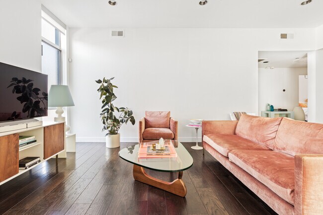 Foto del edificio - 1050 N Gardner St