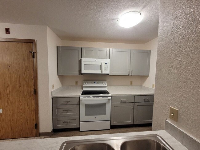 Building Photo - 3550 W Dimond Blvd