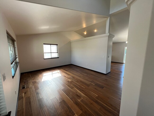 Building Photo - Charming 3-Bedroom 2.5 Bathroom home