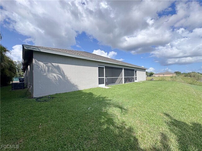 Building Photo - 2046 NE 6th St