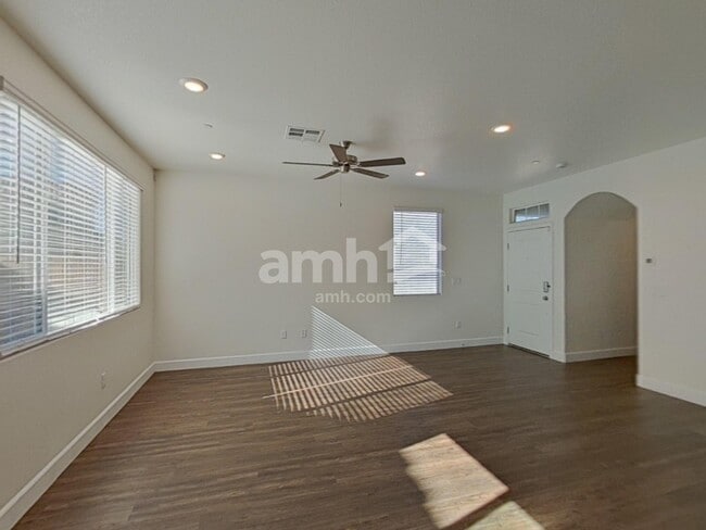 Building Photo - 696 N Water St