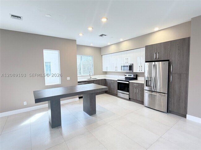 Foto del edificio - 612 NE 12th St