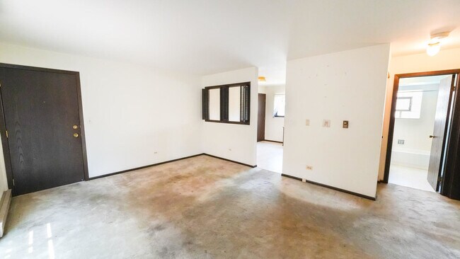 Building Photo - 230 Circle Ave