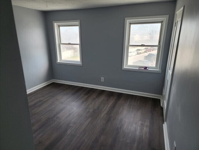 Building Photo - 4 Bedroom 2 Bathroom Home