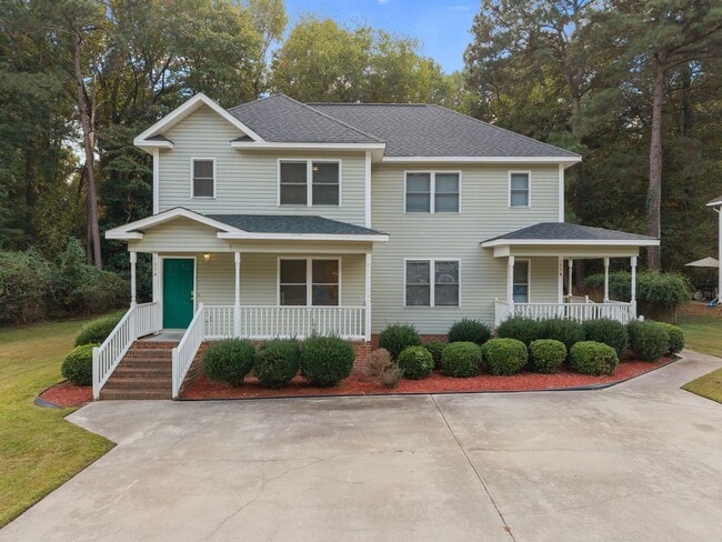 Building Photo - Beautifully Renovated 3-Bedroom, 2-Bath To...