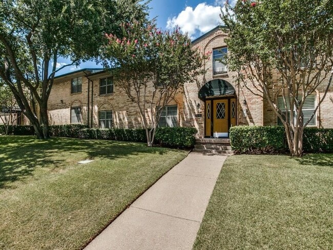 Building Photo - 5825 Sandhurst Ln