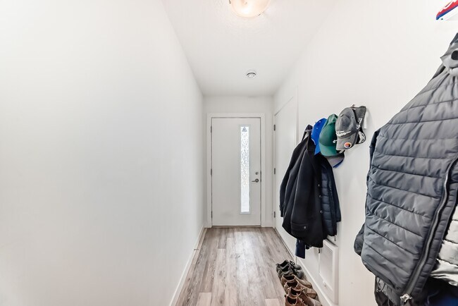 Building Photo - Modern 3-Storey Townhouse in Evanscrest Me...