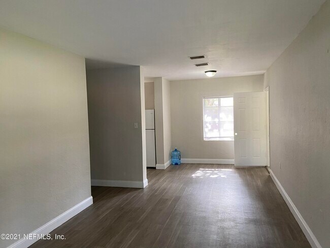 Foto del edificio - 5366 Baycrest Rd