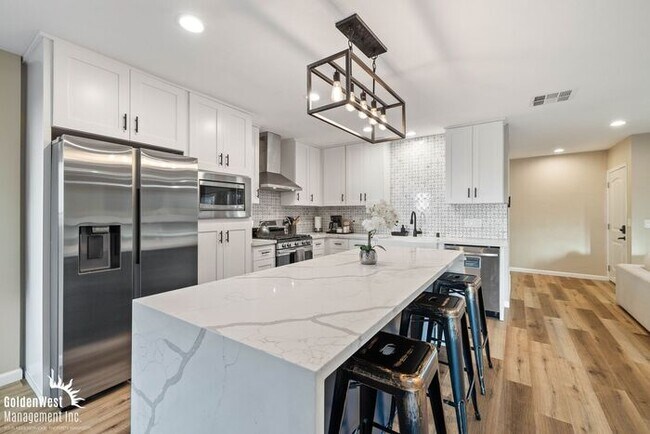 Building Photo - Charming 3Bdm 3Ba Unfurnished Apartment wi...