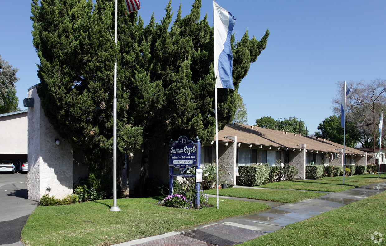 Foto principal - Jurupa Royale Apts