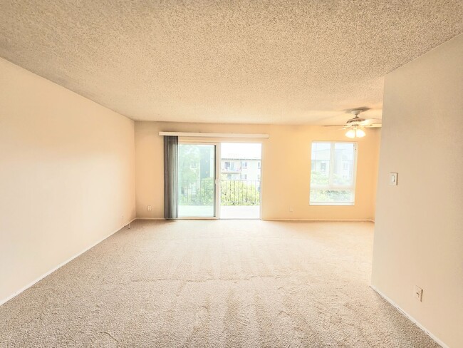 Building Photo - Top floor Woodlake condo, corner location
